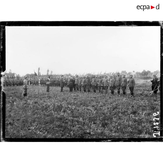 Alveringhem, Belgique, remise de décorations par l'amiral Ronarc'h (ancien commandant des fusiliers marins) à des officiers belges qui prirent part à la défense de l'Yser. [légende d'origine]
