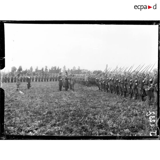 Alveringhem, Belgique, remise de décorations par l'amiral Ronarc'h (ancien commandant des fusiliers marins) à des officiers belges qui prirent part à la défense de l'Yser. [légende d'origine]