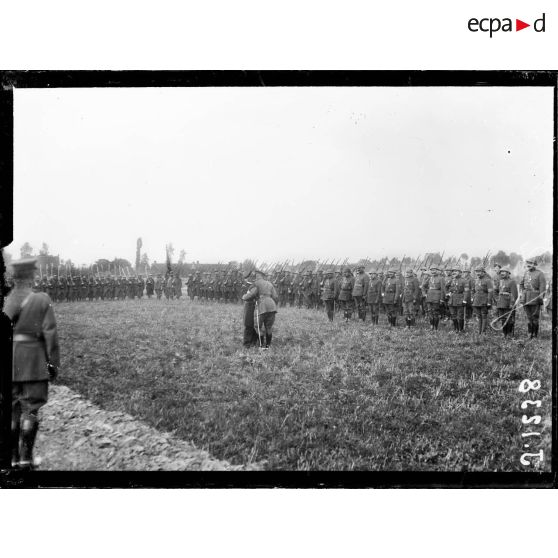 Alveringhem, Belgique, remise de décorations par l'amiral Ronarc'h (ancien commandant des fusiliers marins) à des officiers belges qui prirent part à la défense de l'Yser. [légende d'origine]