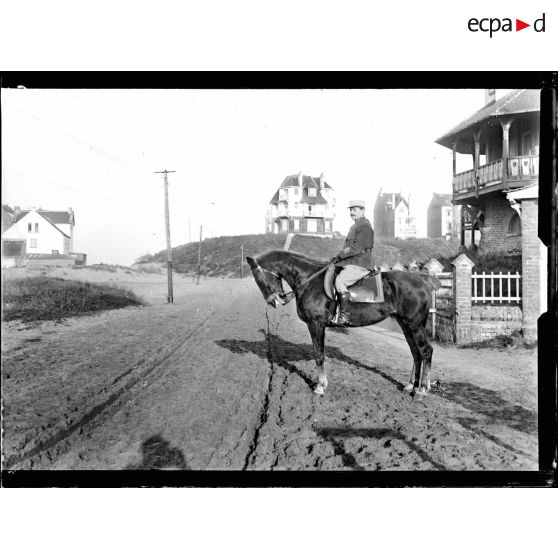 La Panne, Belgique, le colonel Génie, chef de la mission française. Portrait à cheval. [légende d'origine]