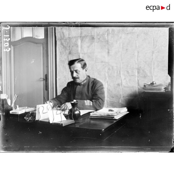 La Panne, Belgique, le colonel Génie, chef de la mission française. [légende d'origine]