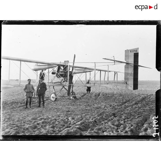 La Panne, Belgique, avion français en panne, au bord de la mer. [légende d'origine]