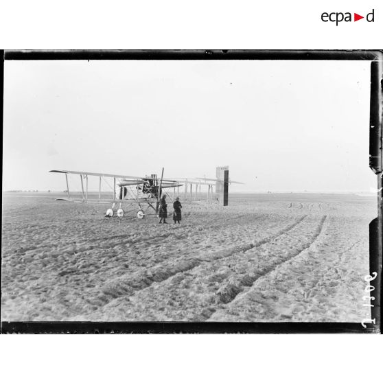La Panne, Belgique, avion français en panne, au bord de la mer. [légende d'origine]
