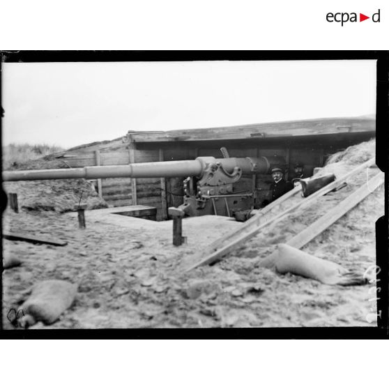 Saint-Idesbald, Belgique. Une pièce de marine de 10 cm. [légende d'origine]