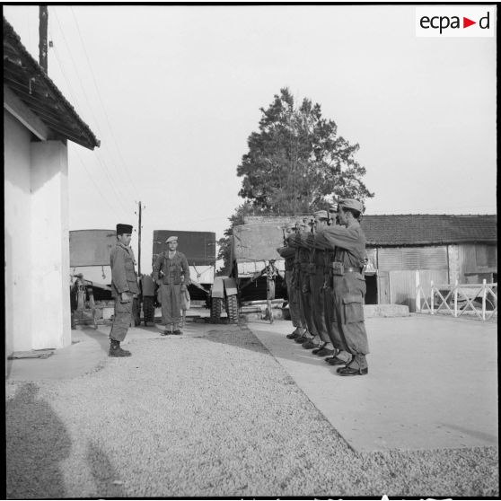 Peloton présentant les armes.