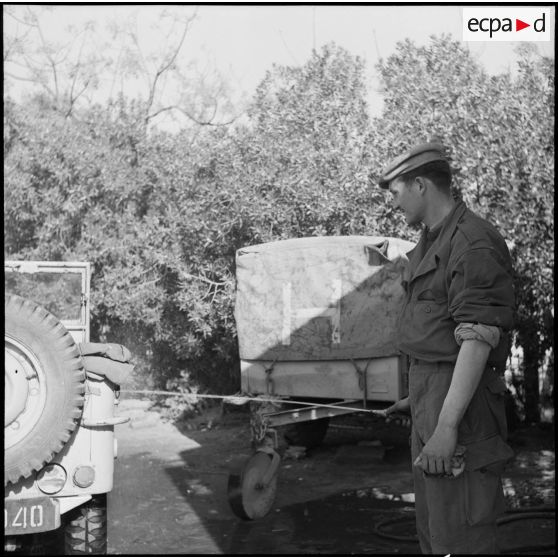 Militaire lavant une jeep.