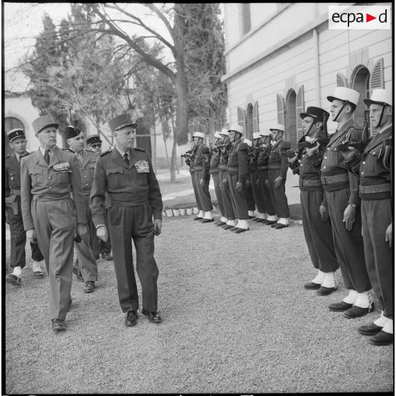 Visite du général Salan au 1er régiment étranger d'infanterie (REI).