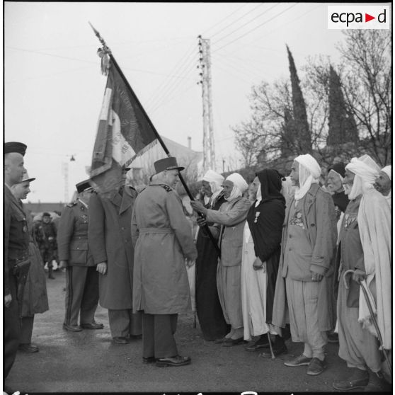 Visite d'une ville par le général Salan.