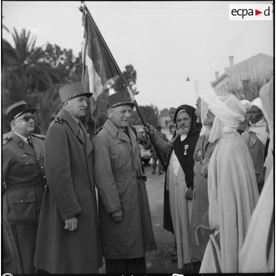 Visite d'une ville par le général Salan.