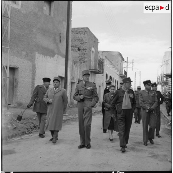 Le général Salan dans les rues d'une ville.