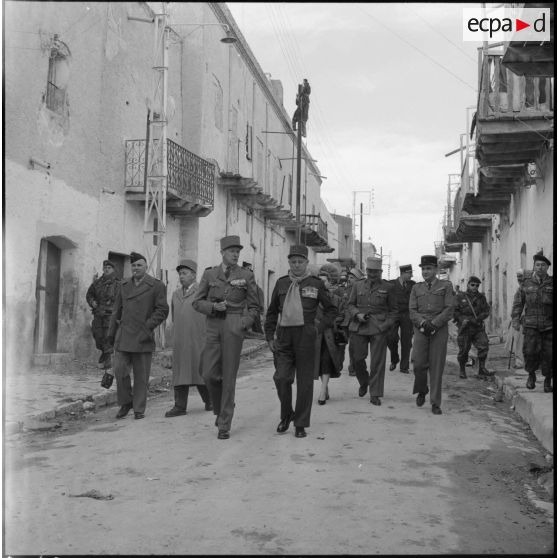 Le général Salan dans les rues d'une ville.