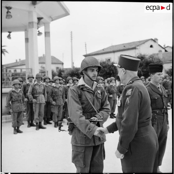 Remise de la croix de la Valeur militaire.