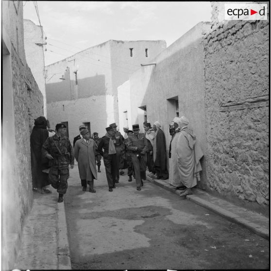 Le général Salan dans les rues d'une ville.
