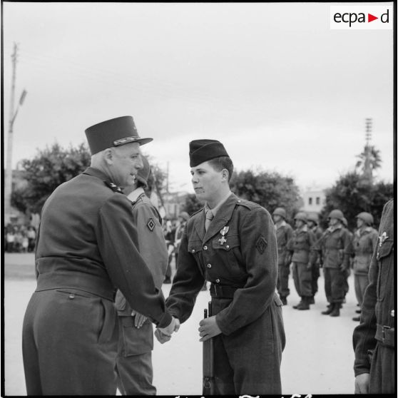 Remise de la croix de la Valeur militaire.