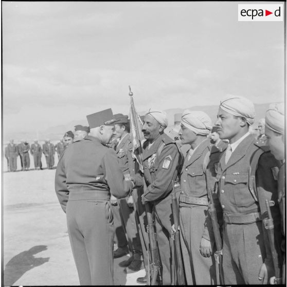 Le général Salan salue un membre du commando Yatagan.