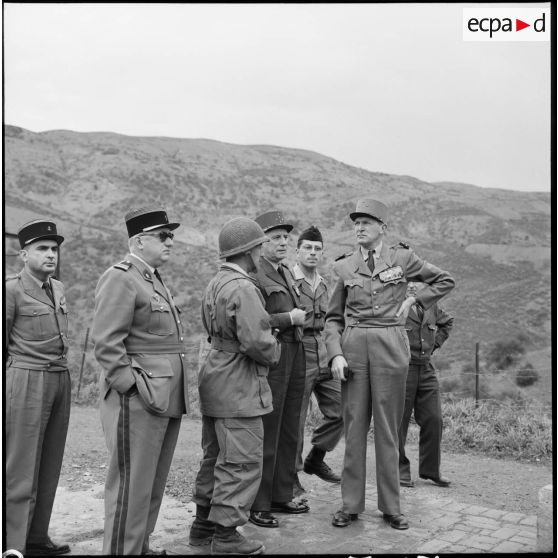 Groupe des autorités visitant une position.