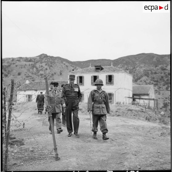 Groupe des autorités visitant une position.