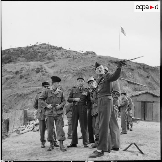 Groupe des autorités visitant une position.