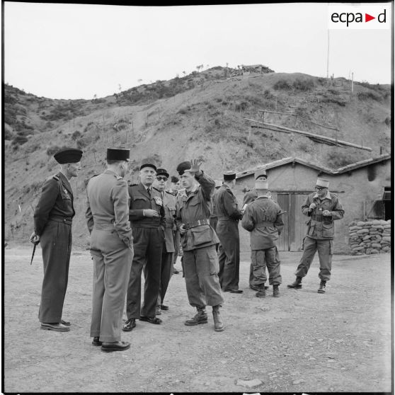 Groupe des autorités visitant une position.