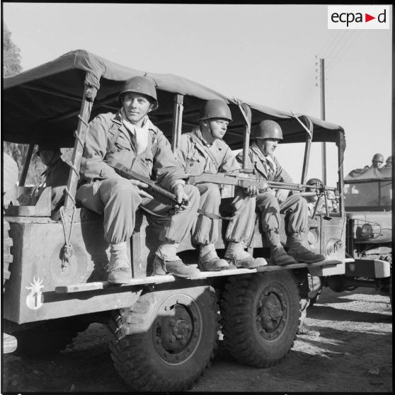 Départ en mission à bord d'un véhicule Dodge.