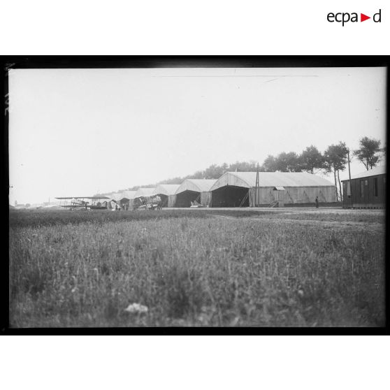 Les hangars Farman de l'aérodrome du Bourget. [légende d'origine]