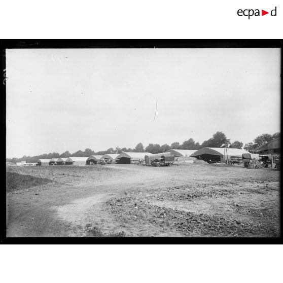 Les hangars Farman de l'aérodrome du Bourget. [légende d'origine]