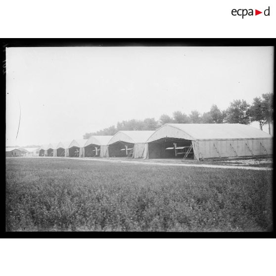 Les hangars Farman de l'aérodrome du Bourget. [légende d'origine]