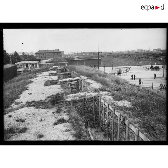 Tranchée porte de Châtillon Charenton. [légende d'origine]