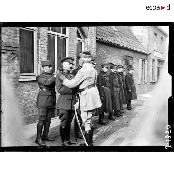 Houthem, Belgique, le général Lyautey remet la cravate de commandeur de la Légion d'honneur au général Détail, sous-chef d'état-major de l'armée belge. [légende d'origine]