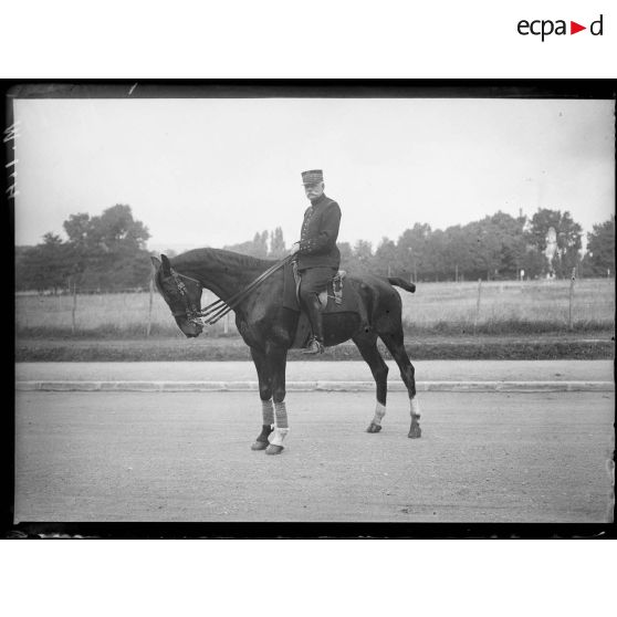 Le général Sarrail lors d'une séance d'équitation au bois de Boulogne. [légende d'origine]