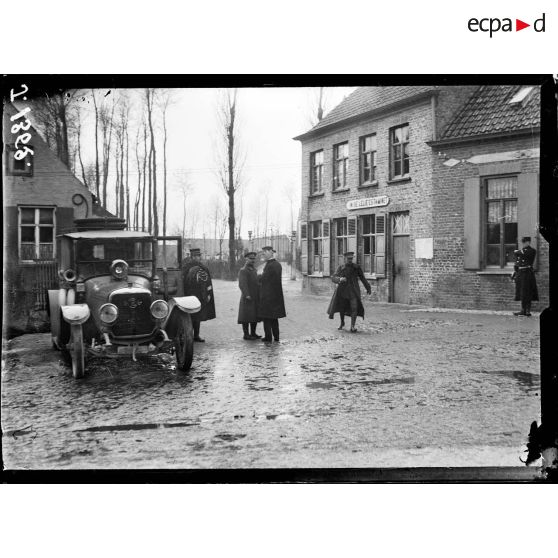 Monsieur Bissolati visite le front belge. [légende d'origine]