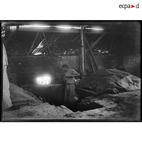 Ouvrier activant le feu. [légende d'origine]