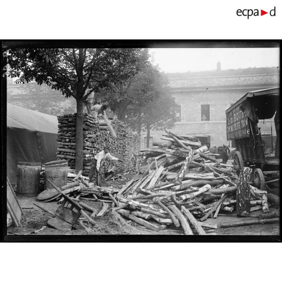 Les bûches pour chauffer les fours. [légende d'origine]