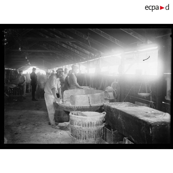 Les pétrins de la boulangerie du fort de Vincennes. [légende d'origine]
