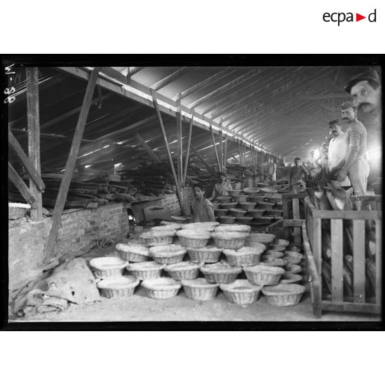 Les fours avec les paniers remplis de pâte. [légende d'origine]
