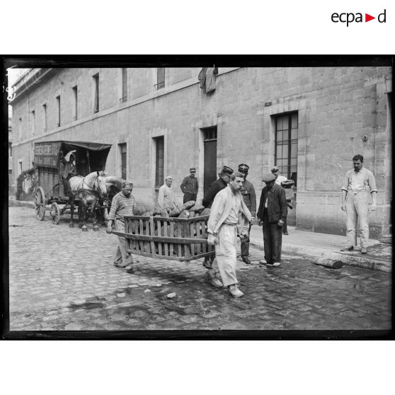 Soldats transportant les boules de pain. [légende d'origine]