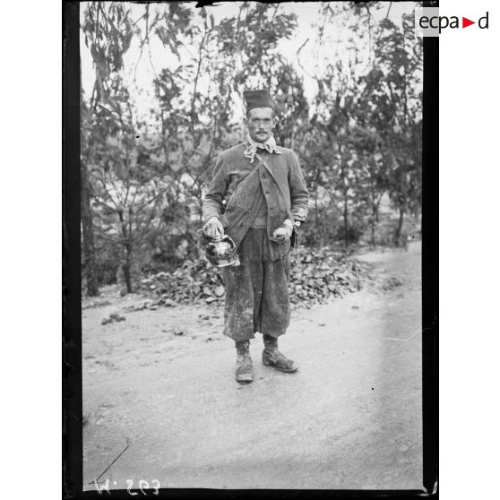 Tirailleur marocain revenant du front avec un casque allemand. [légende d'origine]
