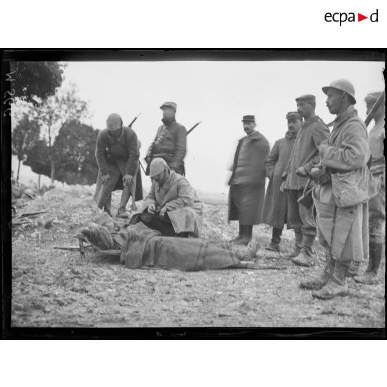 Au nord de Souain, un lieutenant français blessé discute avec son colonel. [légende d'origine]