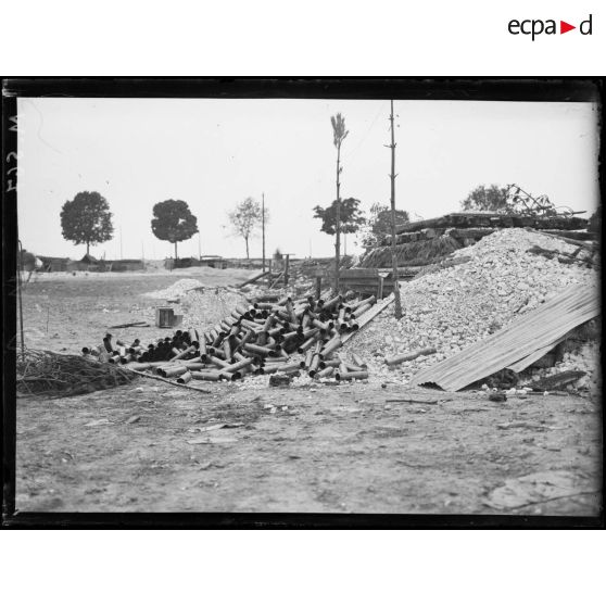 Douilles de 75 près d'un abri d'artillerie abandonné. [légende d'origine]