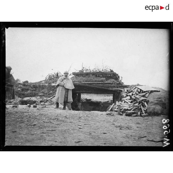 Un abri pour canon de 75mm abandonné depuis la perçée du front allemand. [légende d'origine]