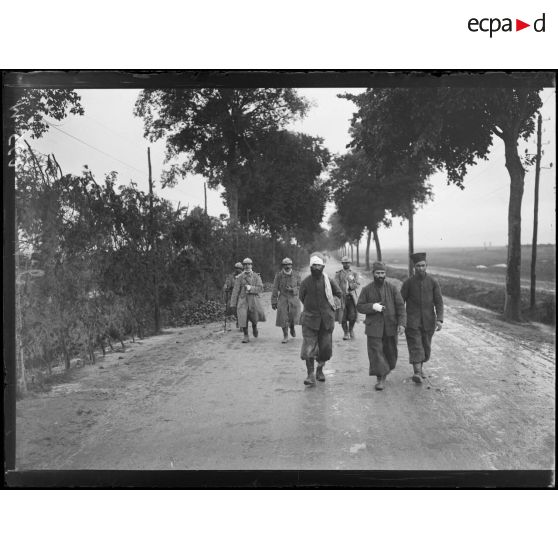 Des blessés français légèrement touchés arrivent vers une ambulance pour être évacués. [légende d'origine]