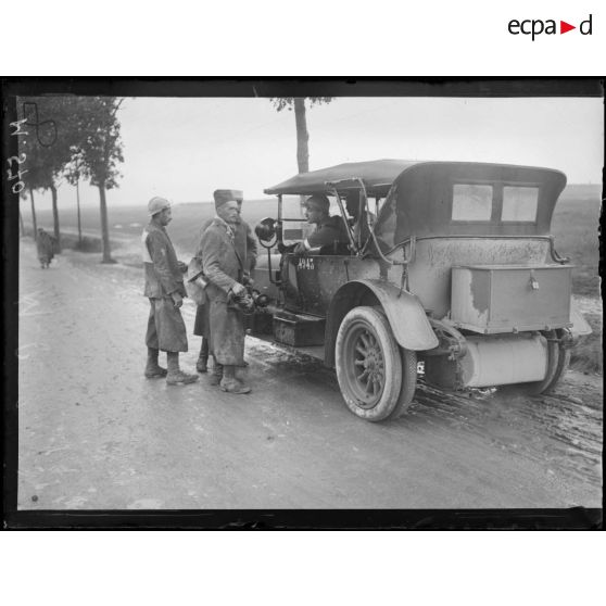 Le capitaine Pruaux du Grand Quartier Général interroge un tirailleur colonial sur la route de Suippes. [légende d'origine]