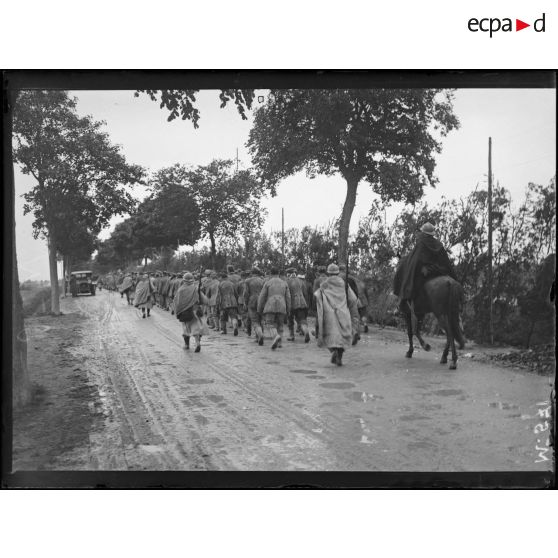 Une colonne de prisonniers allemands se rend vers Châlons par la route de Suippes. [légende d'origine]