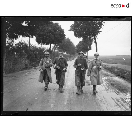 Blessés français légèrement touchés revenant à pieds de Suippes. [légende d'origine]