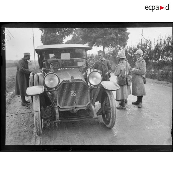 Un officier d'état-major interroge, sur la route de Suippes, un blessé qui revient du front. [légende d'origine]