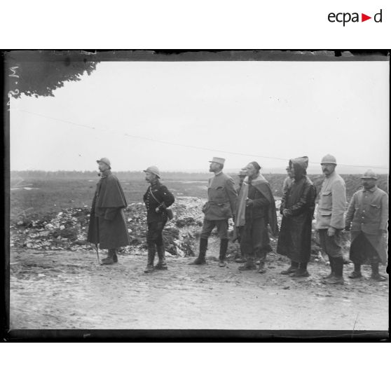 Le général Blondlat commandant du 2e corps d'armée colonial observe les opérations depuis la route de Suippes. [légende d'origine]
