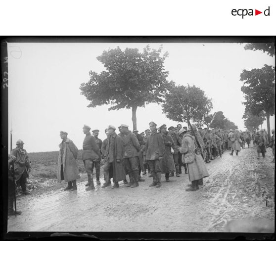Prisonniers allemands venant de Souain et arrêtés au poste de commandement du général Blondlat, commandant du 2e CAC (corps d'armée colonial). [légende d'origine]