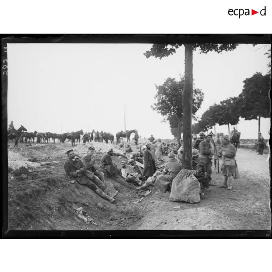 Blessés français et allemands au nord de Souain. [légende d'origine]