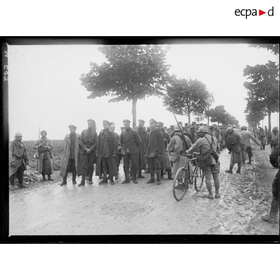 Une des premières colonne d'officiers allemands prisonniers lors de l'offensive de Champagne. [légende d'origine]