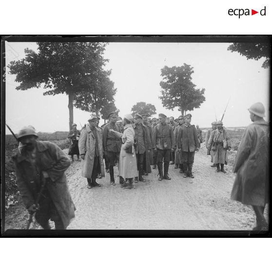 Un officier français questionne un officier allemand capturé lors de l'attaque. [légende d'origine]